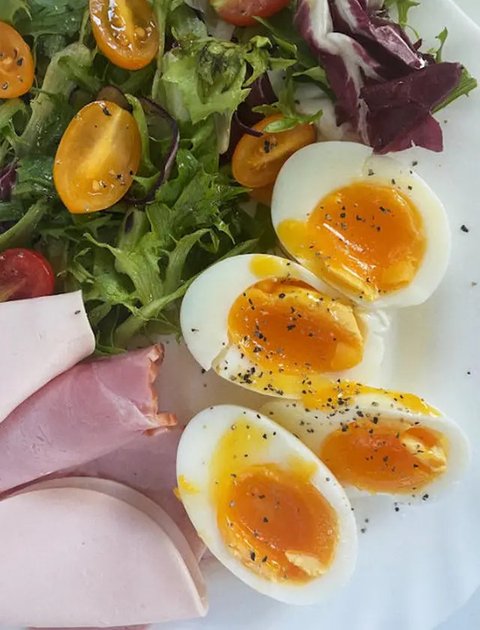 Telur dan susu adalah makanan berprotein. (Foto: Freepik/alexander132)