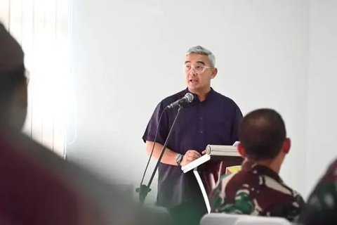 Penyiar radio dan presenter Farhan berlaga di Pilkada Bandung 2024. Didampingi Erwin, ia unggul dalam proses hitung cepat dengan 44,15 persen suara. (Foto: Dok. Instagram @dprri_nasdem)