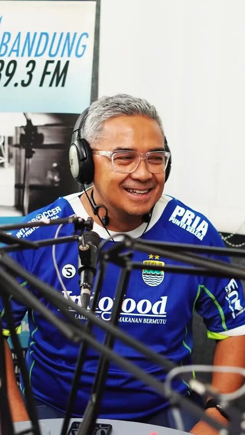 Penyiar radio dan presenter Farhan berlaga di Pilkada Bandung 2024. Didampingi Erwin, ia unggul dalam proses hitung cepat dengan 44,15 persen suara. (Foto: Dok. Instagram @dprri_nasdem)