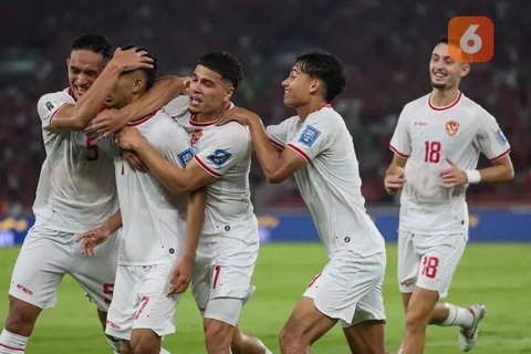 Aksi pemain Timnas Indonesia, Marselino Ferdinan (tiga dari kiri), saat menghadapi Arab Saudi pada Kualifikasi Piala Dunia 2026, di Stadion GBK, Jakarta, Selasa (19/11/2024). (Bola.com/Muh