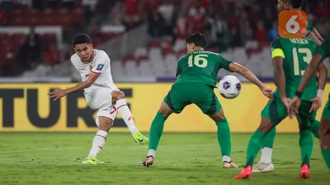 Aksi pemain Timnas Indonesia, Marselino Ferdinan (tiga dari kiri), saat menghadapi Arab Saudi pada Kualifikasi Piala Dunia 2026, di Stadion GBK, Jakarta, Selasa (19/11/2024). (Bola.com/Muh
