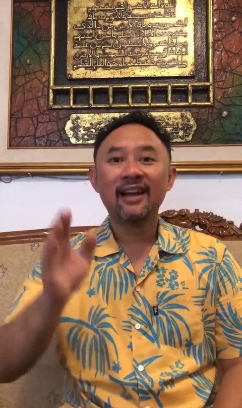 Ronal Surapraja yang maju Pilgub Jawa Barat mendampingi Jeje Wiradinata harus menelan pil kekalahan. Ia hanya mendapatkan 9,10% suara dalam perhitungan cepat. Lewat unggahan di Instagram, Ronal mengaku legowo atas kekalahannya dan menyebut ini adalah langkah barunya di dunia politik.