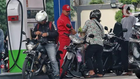 Sejumlah kendaraan mengantri di SPBU kawasan Kuningan, Jakarta, Sabtu (3/9/2022). Pemerintah akhirnya menaikan harga BBM bersubsidi, Adapun harga BBM yang mengalami kenaikan yaitu Pertalite m
