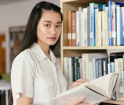 Ilustrasi Mahasiswa Baru Sedang Membaca Buku