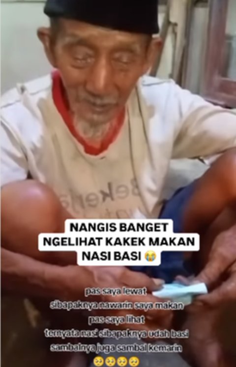 Momen Mengiris Hati Kakek Usia 105 Tahun Makan Nasi Basi