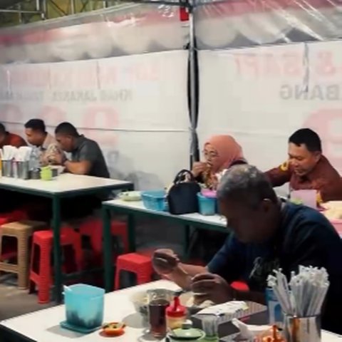 Momen Eks Kasad Makan Sop Kaki Kambing di Warung Tenda