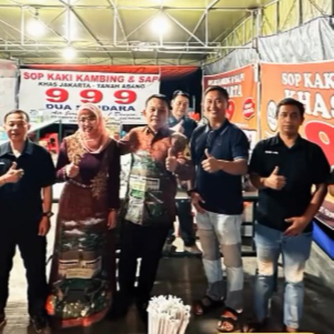 Momen Eks Kasad Makan Sop Kaki Kambing di Warung Tenda