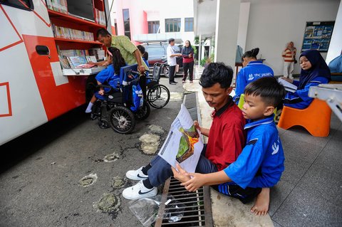 FOTO: Keseruan Penyandang Difabel Tingkatkan Minat Baca Lewat Perpustakaan Keliling