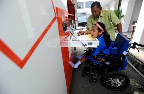 FOTO: Keseruan Penyandang Difabel Tingkatkan Minat Baca Lewat Perpustakaan Keliling