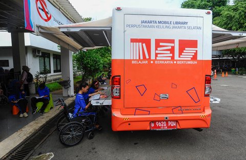 FOTO: Keseruan Penyandang Difabel Tingkatkan Minat Baca Lewat Perpustakaan Keliling