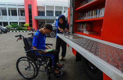 FOTO: Keseruan Penyandang Difabel Tingkatkan Minat Baca Lewat Perpustakaan Keliling