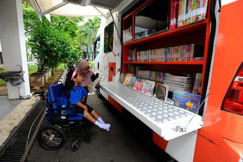 FOTO: Keseruan Penyandang Difabel Tingkatkan Minat Baca Lewat Perpustakaan Keliling