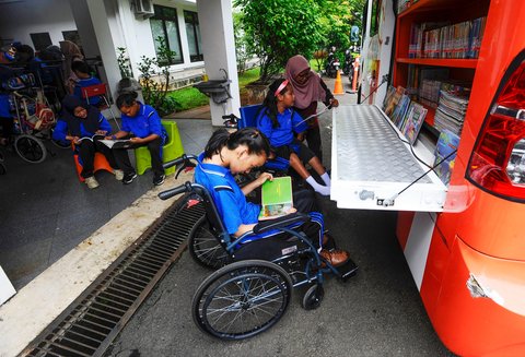 FOTO: Keseruan Penyandang Difabel Tingkatkan Minat Baca Lewat Perpustakaan Keliling