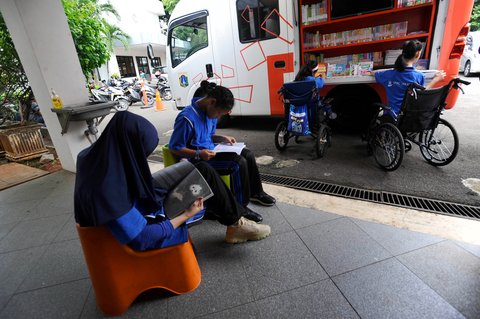 FOTO: Keseruan Penyandang Difabel Tingkatkan Minat Baca Lewat Perpustakaan Keliling