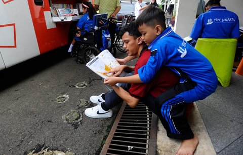 FOTO: Keseruan Penyandang Difabel Tingkatkan Minat Baca Lewat Perpustakaan Keliling