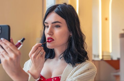 Ternyata Ini Alasan Wanita Memiliki Banyak Lipstik dengan Warna yang Hampir Identik!