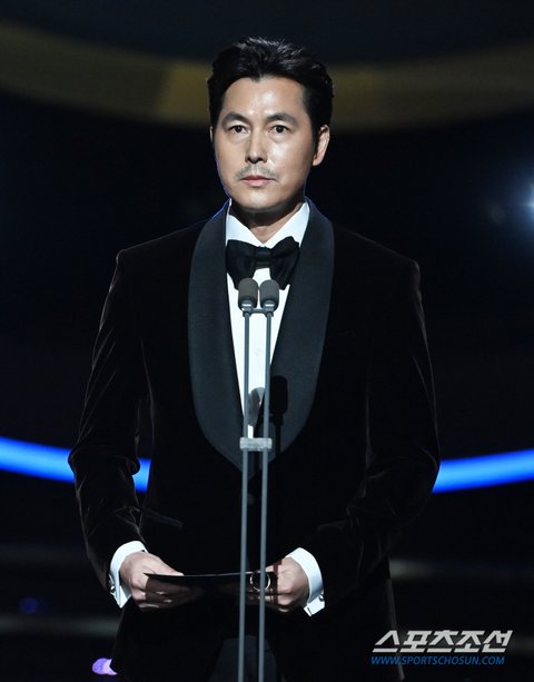 Jung Woo Sung Ucapkan Terima Kasih Atas Kemenangan Film 12:12 The Day dan Permintaan Maaf di Blue Dragon Film Awards