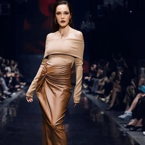 Cathy Sharon masih punya pesona yang memikat di usia 42 tahun dengan tampil bak supermodel di runway [@cathysharon]