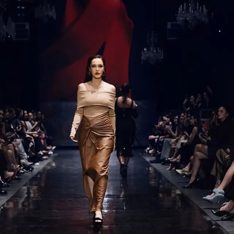 Perempuan 42 tahun itu tampil memikat dengan sabrina top dan leather wrapped skirt berwarna cokelat [@cathysharon]