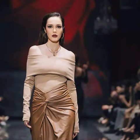 Meski kenakan outfit simple, Cathy Sharon tampil memikat dengan sleek hair dan makeup glam bold [@cathysharon]