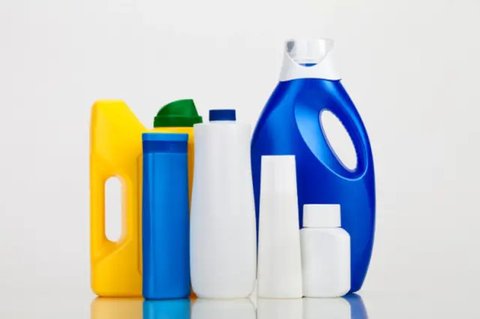 Aktivitas pekerja melakukan pengecekan tabung Liquefied Petroleum Gas (LPG) 3 kg di di Stasiun Pengisian Bahan Bakar Elpiji (SPBE) PT Sriwijaya Bumi Sejahtera, Palembang, Sumatera Selatan, Se
