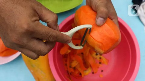 Konsumsi pepaya setelah makan siang membantu menurunkan kolesterol dan gula darah. Kaya akan serat dan antioksidan, pepaya mendukung kesehatan jantung dan pencernaan, menjadikannya pilihan se