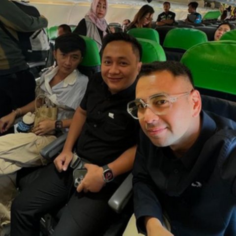 Biasa Naik Private Jet, Potret Raffi Ahmad Duduk di Kelas Ekonomi Pesawat Bareng Karyawan Tuai Pujian