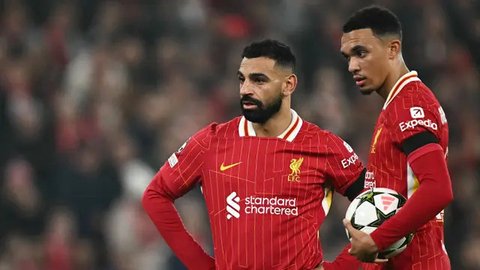 Penyerang Liverpool asal Mesir bernomor punggung 11, Mohamed Salah, merayakan gol kedua bagi timnya dalam pertandingan Liga Primer Inggris antara Southampton dan Liverpool di Stadion St Ma