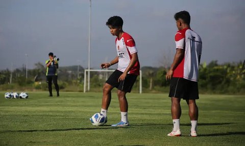 Shin Tae-yong saat memimpin latihan Timnas Indonesia jelang Piala AFF 2024 di Bali hari Jumat (29/11/2024). (Alit Binawan/Bola.com)