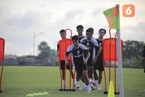 Shin Tae-yong saat memimpin latihan Timnas Indonesia jelang Piala AFF 2024 di Bali hari Jumat (29/11/2024). (Alit Binawan/Bola.com)