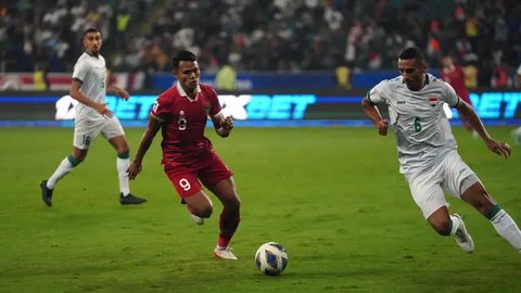 Para pemain starting XI Timnas Indonesia (dari kiri) Ragnar Oratmangoen, Rafael Struick, Marselino Ferdinan, Rizky Ridho dan Sandy Walsh berbaris menyanyikan lagu kebangsaan Indonesia Raya