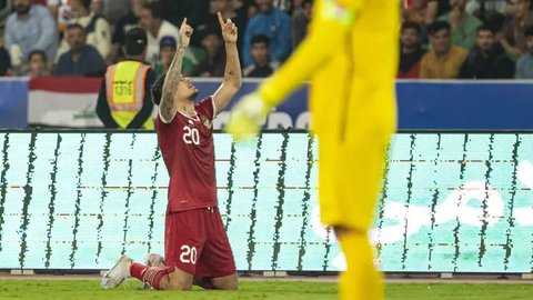 Para pemain starting XI Timnas Indonesia (dari kiri) Ragnar Oratmangoen, Rafael Struick, Marselino Ferdinan, Rizky Ridho dan Sandy Walsh berbaris menyanyikan lagu kebangsaan Indonesia Raya