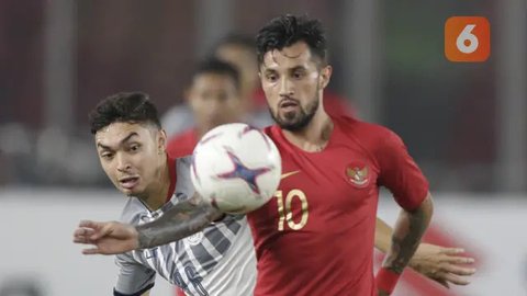 Para pemain starting XI Timnas Indonesia (dari kiri) Ragnar Oratmangoen, Rafael Struick, Marselino Ferdinan, Rizky Ridho dan Sandy Walsh berbaris menyanyikan lagu kebangsaan Indonesia Raya