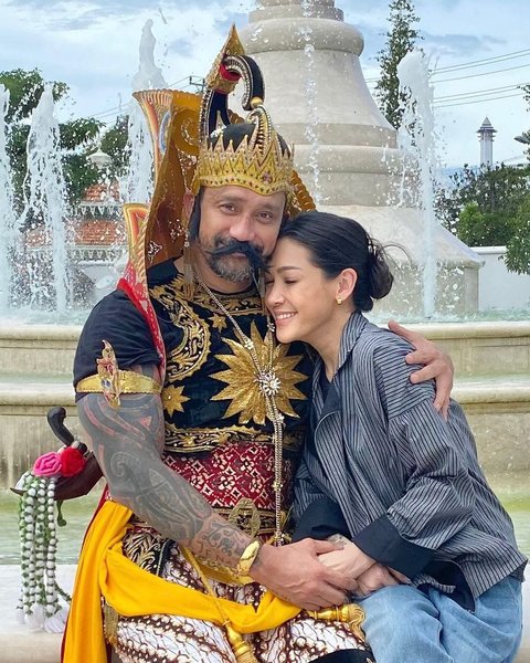 7 Potret Tora Sudiro Tampil ala Gatotkaca, Momen Kocak dan Mesra Bareng Mieke Amalia di Solo