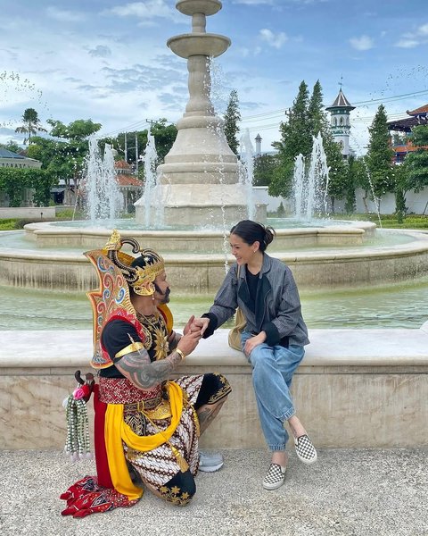 7 Potret Tora Sudiro Tampil ala Gatotkaca, Momen Kocak dan Mesra Bareng Mieke Amalia di Solo