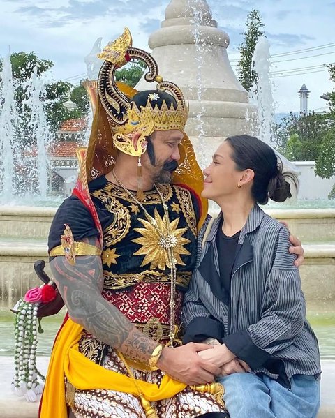 7 Potret Tora Sudiro Tampil ala Gatotkaca, Momen Kocak dan Mesra Bareng Mieke Amalia di Solo