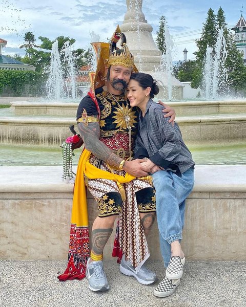 7 Potret Tora Sudiro Tampil ala Gatotkaca, Momen Kocak dan Mesra Bareng Mieke Amalia di Solo