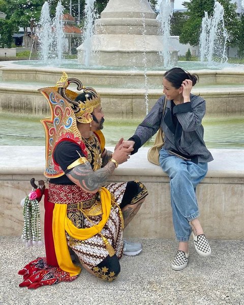 7 Potret Tora Sudiro Tampil ala Gatotkaca, Momen Kocak dan Mesra Bareng Mieke Amalia di Solo