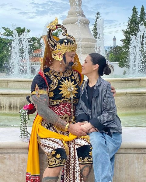 7 Potret Tora Sudiro Tampil ala Gatotkaca, Momen Kocak dan Mesra Bareng Mieke Amalia di Solo