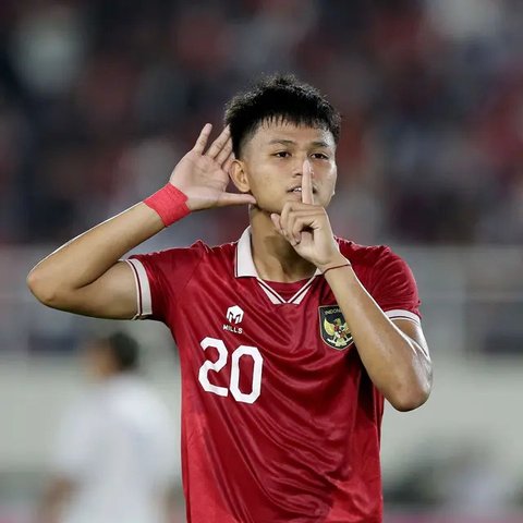 Pemain Vietnam, Doan Van Hau, berebut bola dengan pemain Timnas Indonesia, Asnawi Mangkualam, pada laga leg kedua semifinal Piala AFF 2022 di Stadion Nasional My Dinh,  Senin (9/1/2023). (AP