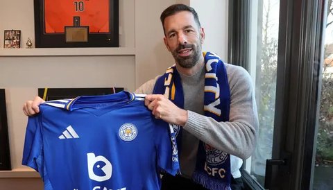 Pelatih interim Manchester United, Ruud van Nistelrooy merayakan kemenangan timnya atas Leicester City dalam laga lanjutan Liga Inggris 2024/2025 di Old Trafford, Manchester, Inggris, Minggu