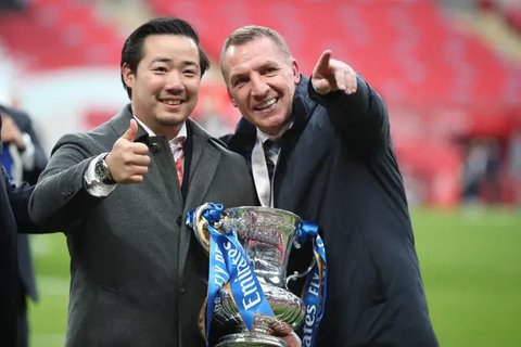 Pelatih interim Manchester United, Ruud van Nistelrooy merayakan kemenangan timnya atas Leicester City dalam laga lanjutan Liga Inggris 2024/2025 di Old Trafford, Manchester, Inggris, Minggu