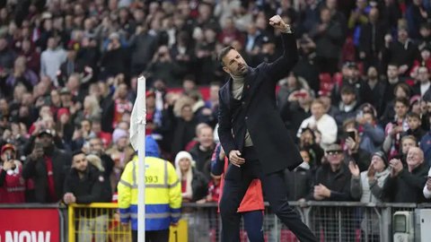 Pelatih interim Manchester United, Ruud van Nistelrooy merayakan kemenangan timnya atas Leicester City dalam laga lanjutan Liga Inggris 2024/2025 di Old Trafford, Manchester, Inggris, Minggu