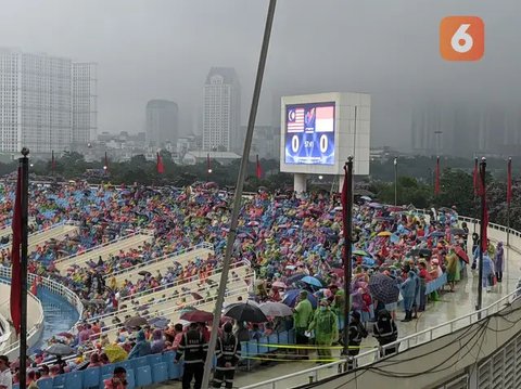 Pemain Timnas Indonesia, Marselino Ferdinan (kiri) berebut bola dengan pemain Timnas Vietnam, Do Hung Dung pada laga Grup F Kualifikasi Piala Dunia 2026 di My Dinh Stadium, Vietnam, Selasa