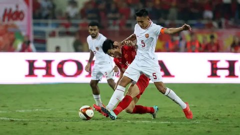 Pemain Timnas Indonesia, Marselino Ferdinan (kiri) berebut bola dengan pemain Timnas Vietnam, Do Hung Dung pada laga Grup F Kualifikasi Piala Dunia 2026 di My Dinh Stadium, Vietnam, Selasa