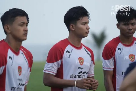 Pemain Timnas Indonesia, Marselino Ferdinan (kiri) berebut bola dengan pemain Timnas Vietnam, Do Hung Dung pada laga Grup F Kualifikasi Piala Dunia 2026 di My Dinh Stadium, Vietnam, Selasa