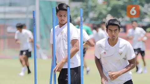 Pemain Timnas Indonesia U-20, Robi Darwis (kiri) berusaha menghalau bola dari pemain Selandia Baru, Fin Ngahina Roa Conchie pada laga International Friendly Match U-20 di Stadion Utama Gel