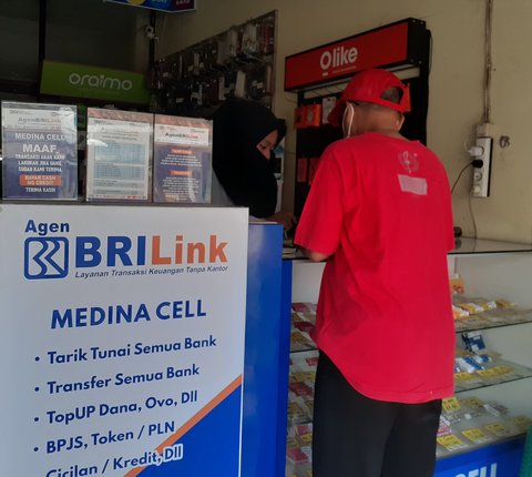 Nasabah BRI melakukan transaksi di agen BRILink