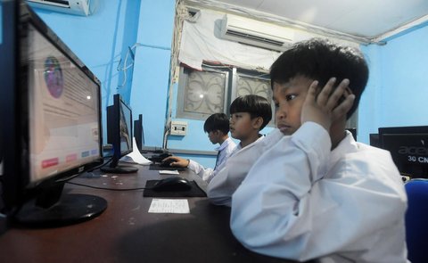 FOTO: Wajah Serius Siswa SD Ikuti Asesmen Nasional Berbasis Komputer