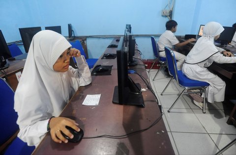 FOTO: Wajah Serius Siswa SD Ikuti Asesmen Nasional Berbasis Komputer